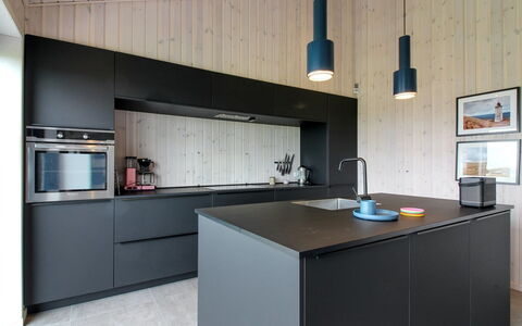 Fannie - 250M from the Sea: Køkken, Countertop, Indretning, Cabinetry, Møbel, Gulvbelægning, Køkken Apparat, Lysarmatur, Træ, Loft