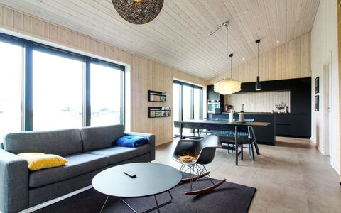 Fannie - 250M from the Sea: Træ, Indretning, Loft, Stue, Gulvbelægning, Møbel, Couch, Trægulve, Lysarmatur