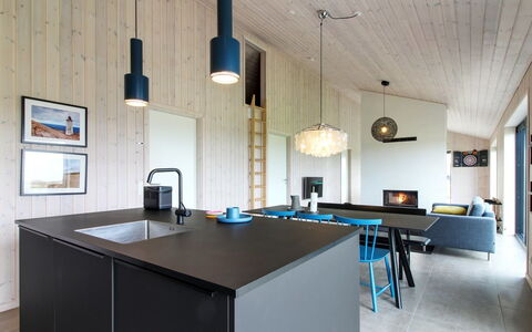 Fannie - 250M from the Sea: Indretning, Møbel, Lysarmatur, Køkken, Countertop, Træ, Loft, Gulvbelægning, Hjem, Køkken & Spisebord