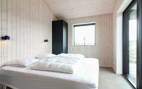 Fannie - 250M from the Sea: Træ, Soveværelse, Indretning, Loft, Gulvbelægning, Etage, Seng, Sengetøj, Værelse, Sengetøj