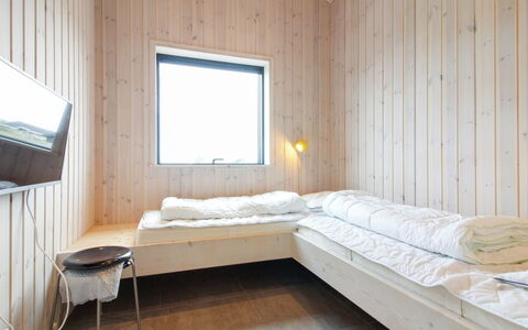 Fannie - 250M from the Sea: Træ, Loft, Soveværelse, Etage, Sengetøj, Seng, Sengetøj, Planke, Bejdse, Hårdttræ