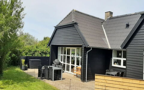 Alfuin - 500M from the Sea: Møbel, Indretning, Gulvbelægning, Træ, Etage, Loft, Trægulve, Stol, Bord, Belysning