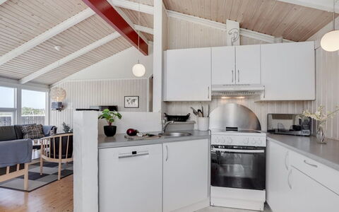 Randulf - 450M from the Sea: Indretning, Køkken, Loft, Gulvbelægning, Større Bandage, Møbel, Countertop, Køkken Apparat, Husholdningsapparat, Etage