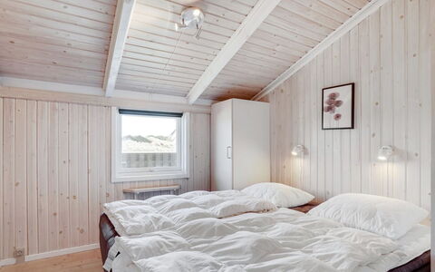 Randulf - 450M from the Sea: Træ, Soveværelse, Hjem, Seng, Sengetøj, Fryser, Sengetøj, Sne, Loft, Vinter