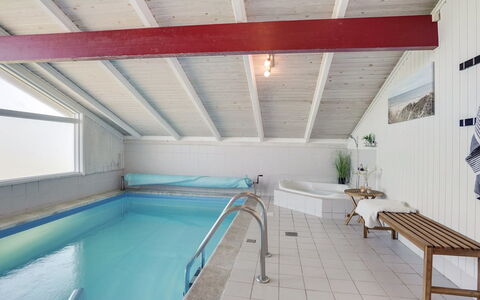 Randulf - 450M from the Sea: Gulvbelægning, Etage, Møbel, Indretning, Loft, Udvej, Svømmepøl, Stol, Hotel, Design