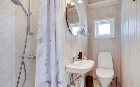 Randulf - 450M from the Sea: Sanitærarmatur, Badeværelse, Gulvbelægning, Etage, Indretning, Vvs, Toilet, Toiletbræt, Værelse, Tap