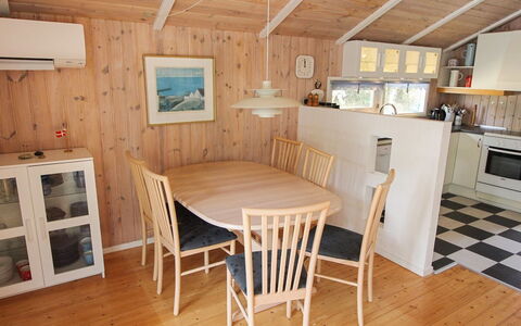 Nakke - 1.3Km from the Sea: Møbel, Indretning, Gulvbelægning, Træ, Etage, Loft, Trægulve, Stol, Bord, Belysning