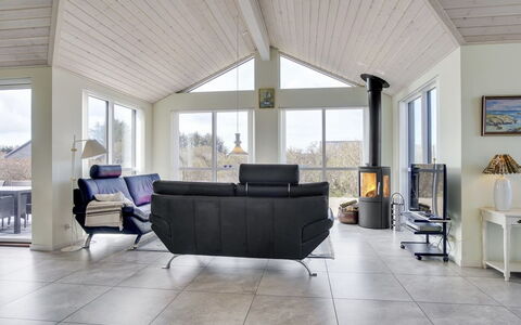 Luci - 500M from the Sea: Hus, Hjem, Dør, Tag, Sommerhus, Estate, Have, Skygge, Sidespor, Gård