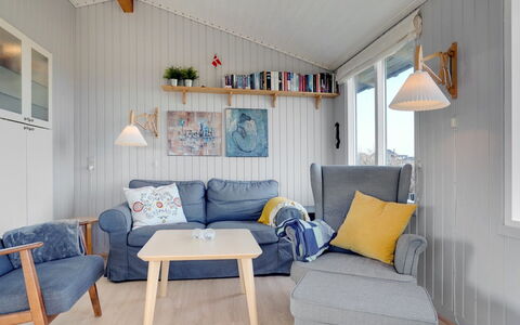 Jace - 75M from the Sea: Møbel, Indretning, Gulvbelægning, Træ, Etage, Loft, Trægulve, Stol, Bord, Belysning