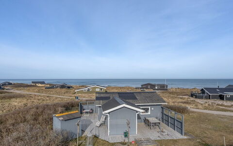 Jace - 75M from the Sea: Møbel, Indretning, Gulvbelægning, Træ, Etage, Loft, Trægulve, Stol, Bord, Belysning