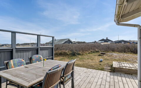Jace - 75M from the Sea: Møbel, Indretning, Gulvbelægning, Træ, Etage, Loft, Trægulve, Stol, Bord, Belysning