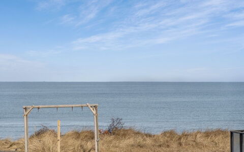 Jace - 75M from the Sea: Møbel, Indretning, Gulvbelægning, Træ, Etage, Loft, Trægulve, Stol, Bord, Belysning