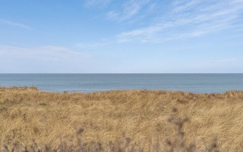 Jace - 75M from the Sea: Møbel, Indretning, Gulvbelægning, Træ, Etage, Loft, Trægulve, Stol, Bord, Belysning