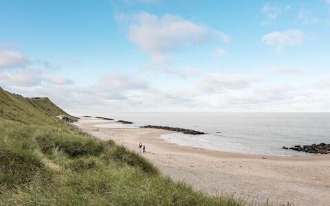 Hillegonde - 84M from the Sea: Møbel, Indretning, Gulvbelægning, Træ, Etage, Loft, Trægulve, Stol, Bord, Belysning