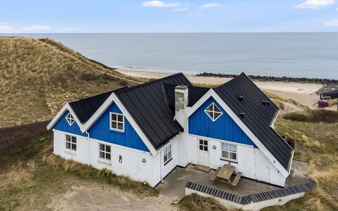 Hillegonde - 84M from the Sea: Møbel, Indretning, Gulvbelægning, Træ, Etage, Loft, Trægulve, Stol, Bord, Belysning