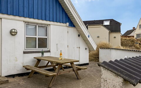 Hillegonde - 84M from the Sea: Møbel, Indretning, Gulvbelægning, Træ, Etage, Loft, Trægulve, Stol, Bord, Belysning