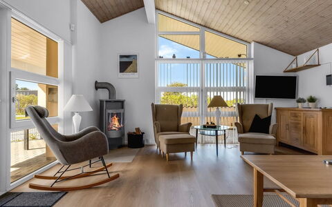 Albina - 844M from the Sea: Møbel, Indretning, Gulvbelægning, Couch, Etage, Stue, Træ, Loft, Værelse, Stol