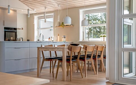 Albina - 844M from the Sea: Møbel, Gulvbelægning, Indretning, Etage, Træ, Trægulve, Køkken, Loft, Countertop, Køkken & Spisebord