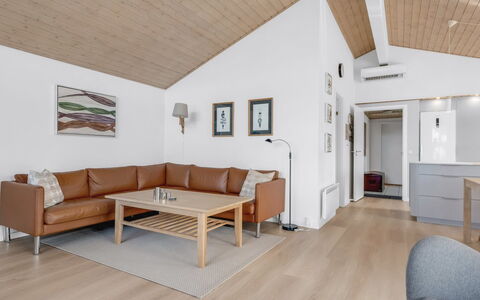 Albina - 844M from the Sea: Møbel, Indretning, Couch, Gulvbelægning, Etage, Træ, Loft, Stue, Værelse, Trægulve