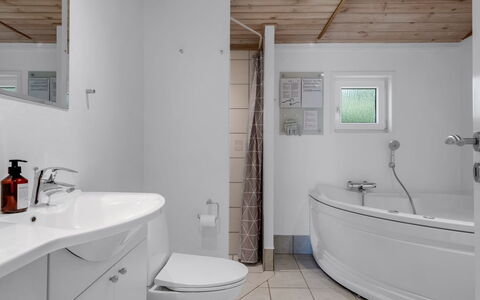 Albina - 844M from the Sea: Sanitærarmatur, Badeværelse, Gulvbelægning, Indretning, Etage, Håndvask, Loft, Tap, Badeværelsesvask, Vvs