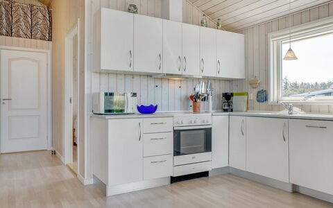 Hubert - 150M from the Sea: Træ, Større Bandage, Køkken, Gulvbelægning, Køkken Apparat, Indretning, Hjem, Countertop, Etage, Værelse
