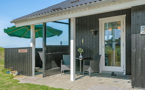 Hubert - 150M from the Sea: Træ, Dør, Møbel, Hjem, Stol, Skygge, Veranda, Bejdse, Hårdttræ, Udendørs Møbler