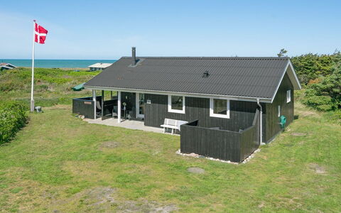 Hubert - 150M from the Sea: Hus, Hjem, Dør, Tag, Sommerhus, Estate, Have, Skygge, Sidespor, Gård