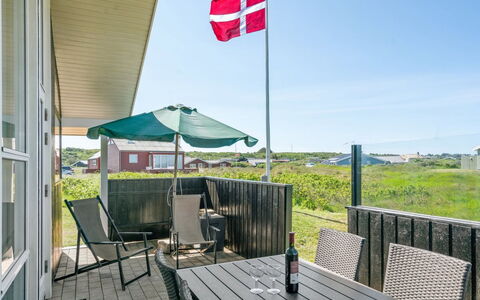 Hubert - 150M from the Sea: Hus, Hjem, Dør, Tag, Sommerhus, Estate, Have, Skygge, Sidespor, Gård