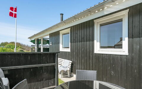 Hubert - 150M from the Sea: Hus, Hjem, Dør, Tag, Sommerhus, Estate, Have, Skygge, Sidespor, Gård