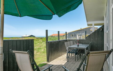 Hubert - 150M from the Sea: Hus, Hjem, Dør, Tag, Sommerhus, Estate, Have, Skygge, Sidespor, Gård