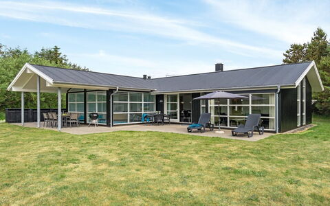 Aiyana - 530M from the Sea: Sommerhus, Lawn, Skygge, Estate, Gård, Veranda, Stuehus, Garden Bygninger, Udendørs Struktur, Sidespor