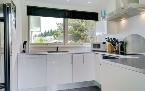 Aiyana - 530M from the Sea: Køkken, Køkken Apparat, Countertop, Indretning, Cabinetry, Større Bandage, Gulvbelægning, Husholdningsapparat, Hjem, Belysning