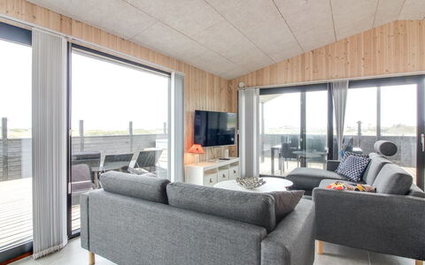Heilo - 300M from the Sea: Træ, Tag, Arkitektur, Hjem, Hus, Sommerhus, Sidespor, Hårdttræ, Hældning, Estate