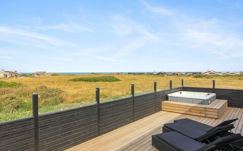 Heilo - 300M from the Sea: Træ, Tag, Arkitektur, Hjem, Hus, Sommerhus, Sidespor, Hårdttræ, Hældning, Estate