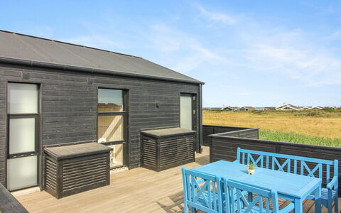Heilo - 300M from the Sea: Træ, Tag, Arkitektur, Hjem, Hus, Sommerhus, Sidespor, Hårdttræ, Hældning, Estate