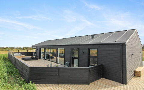 Heilo - 300M from the Sea: Træ, Tag, Arkitektur, Hjem, Hus, Sommerhus, Sidespor, Hårdttræ, Hældning, Estate