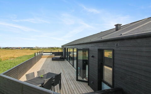 Heilo - 300M from the Sea: Træ, Tag, Arkitektur, Hjem, Hus, Sommerhus, Sidespor, Hårdttræ, Hældning, Estate