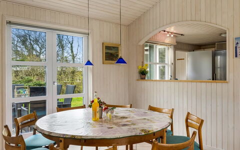 Hauke - 478M from the Sea: Møbel, Indretning, Gulvbelægning, Etage, Træ, Loft, Spisestue, Lysarmatur, Stol, Bord