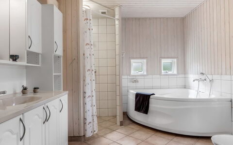 Hauke - 478M from the Sea: Gulvbelægning, Sanitærarmatur, Indretning, Etage, Badeværelse, Håndvask, Tap, Loft, Badekar, Vvs