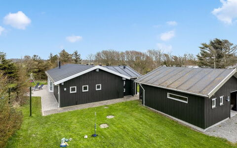 Hauke - 478M from the Sea: Møbel, Indretning, Gulvbelægning, Træ, Etage, Loft, Trægulve, Stol, Bord, Belysning