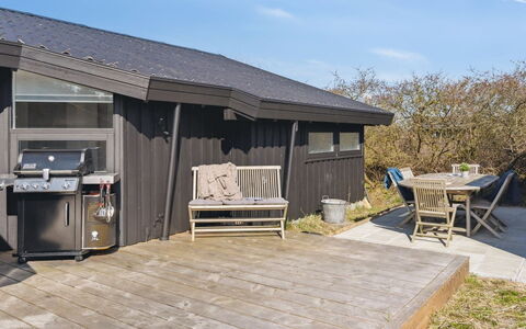 Amalie - 650M from the Sea: Møbel, Indretning, Gulvbelægning, Træ, Etage, Loft, Trægulve, Stol, Bord, Belysning