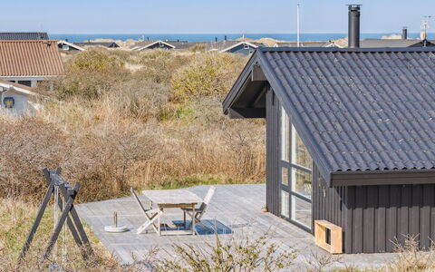 Amalie - 650M from the Sea: Møbel, Indretning, Gulvbelægning, Træ, Etage, Loft, Trægulve, Stol, Bord, Belysning