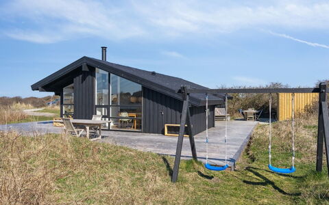 Amalie - 650M from the Sea: Møbel, Indretning, Gulvbelægning, Træ, Etage, Loft, Trægulve, Stol, Bord, Belysning