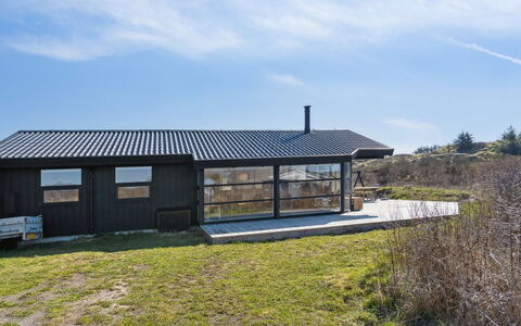 Amalie - 650M from the Sea: Møbel, Indretning, Gulvbelægning, Træ, Etage, Loft, Trægulve, Stol, Bord, Belysning