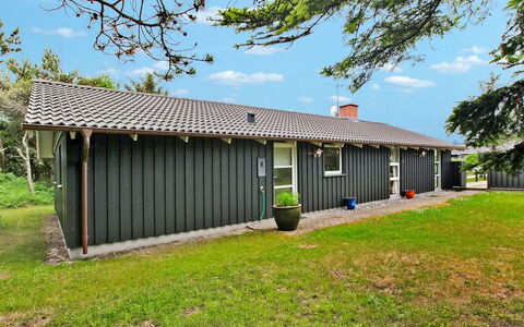 Andersen - 827M from the Sea: Møbel, Indretning, Gulvbelægning, Træ, Etage, Loft, Trægulve, Stol, Bord, Belysning