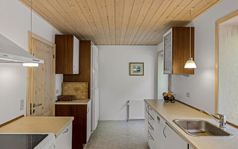 Etta - 957M from the Sea: Køkken, Countertop, Indretning, Gulvbelægning, Loft, Træ, Cabinetry, Køkken Apparat, Etage, Møbel