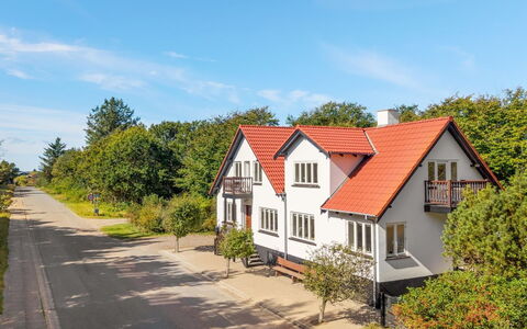 Etta - 957M from the Sea: Bygning, Vindue, Boligområde, Hus, Hjem, Arkitektur, Facade, Kvarter, Busk