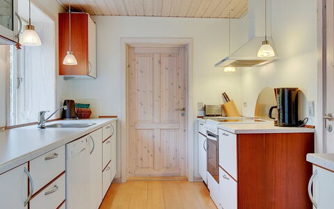 Etta - 957M from the Sea: Countertop, Gulvbelægning, Indretning, Træ, Køkken, Cabinetry, Loft, Etage, Lysarmatur, Køkken Apparat