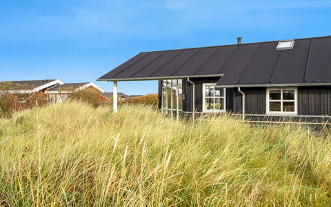 Eskil - 656M from the Sea: Møbel, Indretning, Gulvbelægning, Træ, Etage, Loft, Trægulve, Stol, Bord, Belysning