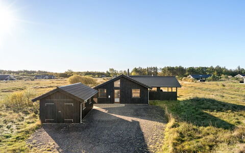 Finna - 1Km from the Sea: Møbel, Indretning, Gulvbelægning, Træ, Etage, Loft, Trægulve, Stol, Bord, Belysning